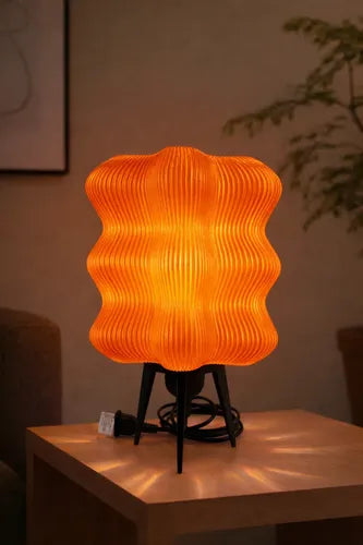 Lámpara de mesa Aura Wave Negro/Naranja SLVJE, ideal como velador o lámpara de escritorio