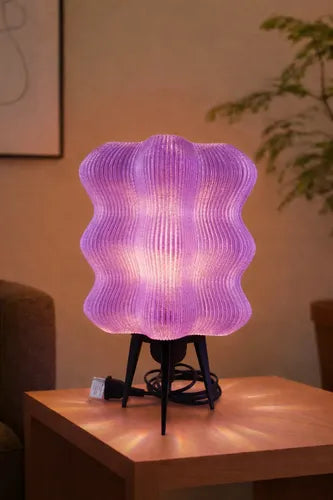 Lámpara de mesa Aura Wave Negro/Violeta SLVJE, ideal como velador o lámpara de escritorio