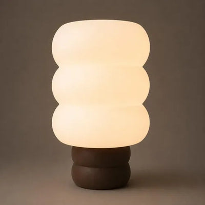 Lámpara de mesa Cloud Chocolate SLVJE encendida, ideal como velador o lámpara de escritorio