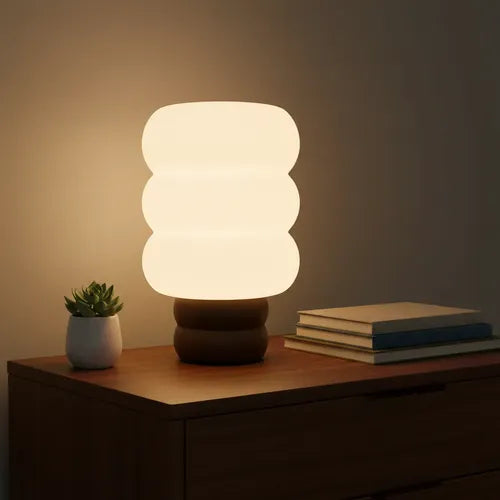 Lámpara de mesa Cloud Chocolate SLVJE encendida, ideal como velador o lámpara de escritorio