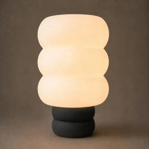 Lámpara de mesa Cloud Negro SLVJE encendida, ideal como velador o lámpara de escritorio