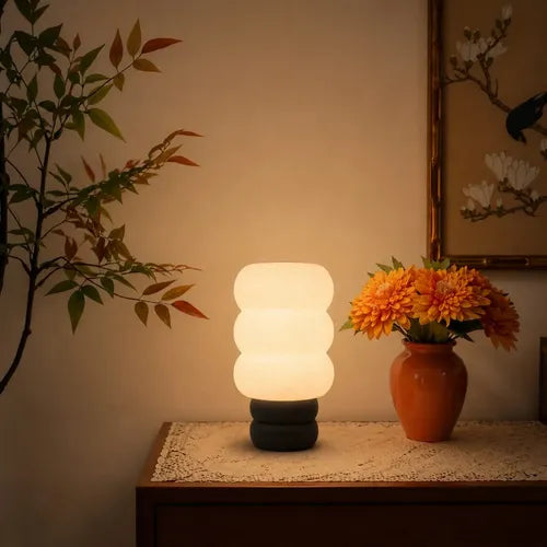 Lámpara de mesa Cloud Negro SLVJE encendida, ideal como velador o lámpara de escritorio