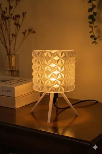 Lámpara de mesa Diamond Beige/Traslúcido SLVJE, perfecta para el velador o el escritorio