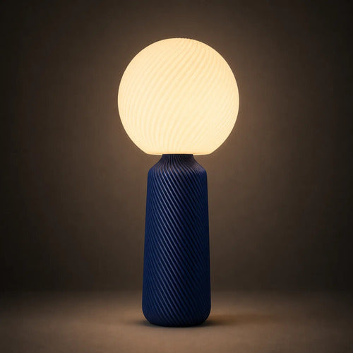 Lámpara de mesa Sole Alta Azul SLVJE, ideal para dar presencia sobre el velador, la cómoda o el escritorio