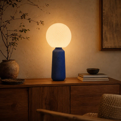 Lámpara de mesa Sole Alta Azul SLVJE, ideal para dar presencia sobre el velador, la cómoda o el escritorio