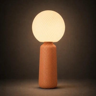 Lámpara de mesa Sole Alta Terracota SLVJE, ideal para dar presencia sobre el velador, la cómoda o el escritorio