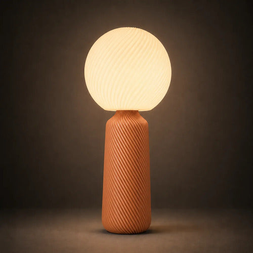 Lámpara de mesa Sole Alta Terracota SLVJE, ideal para dar presencia sobre el velador, la cómoda o el escritorio