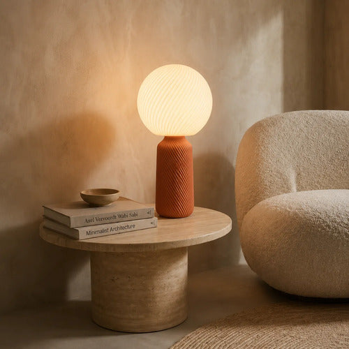 Lámpara de mesa Sole Alta Terracota SLVJE, ideal para dar presencia sobre el velador, la cómoda o el escritorio
