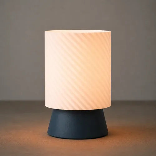 Lámpara de mesa Spiral Glow Azul Oscuro/Beige SLVJE, ideal para el velador del dormitorio o el escritorio