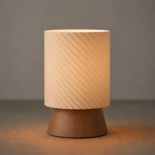 Lámpara de mesa Spiral Glow Chocolate/Beige SLVJE, ideal para el velador del dormitorio o el escritorio